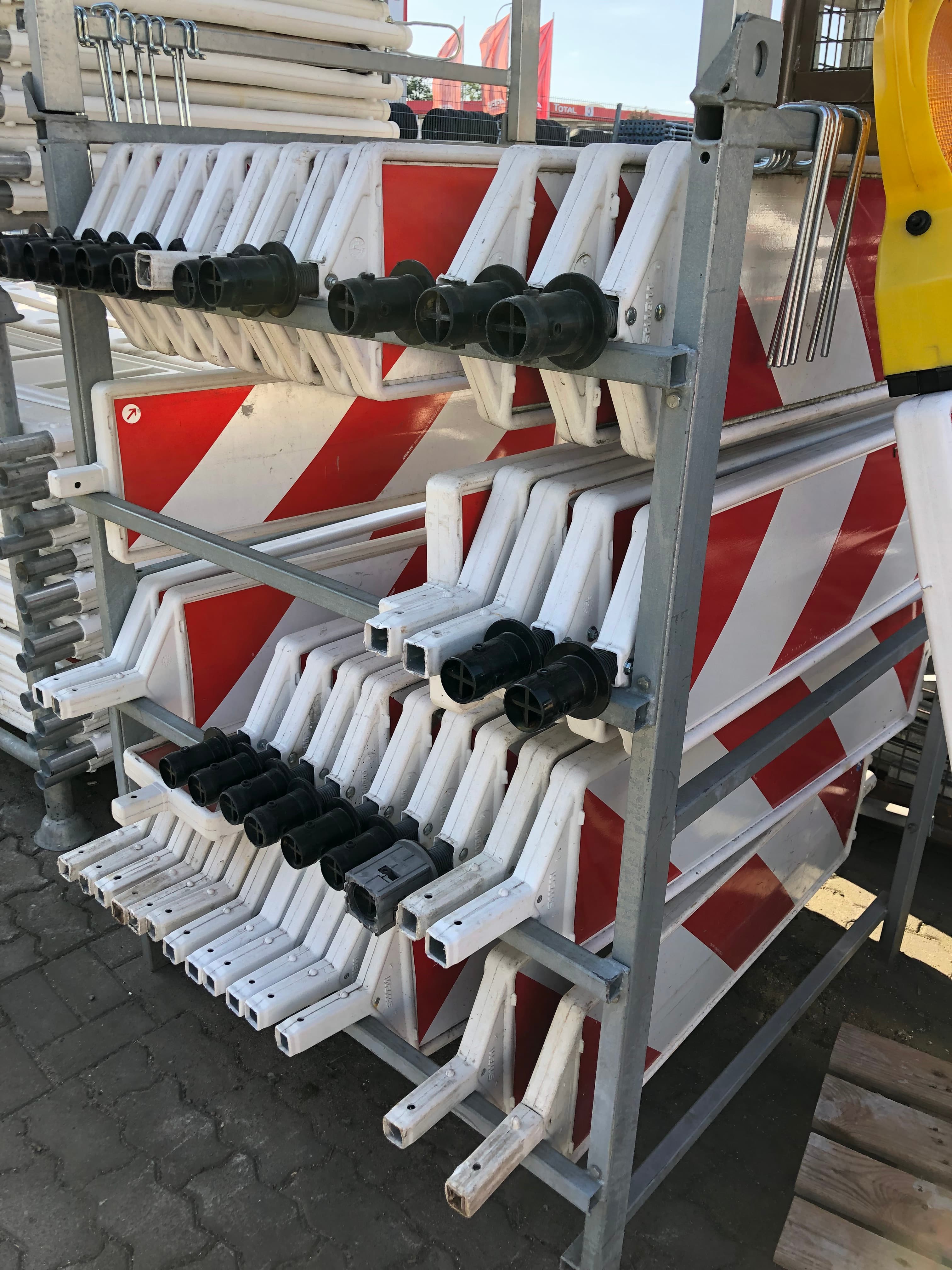 Verkehrsschilder und Absperrmaterial 