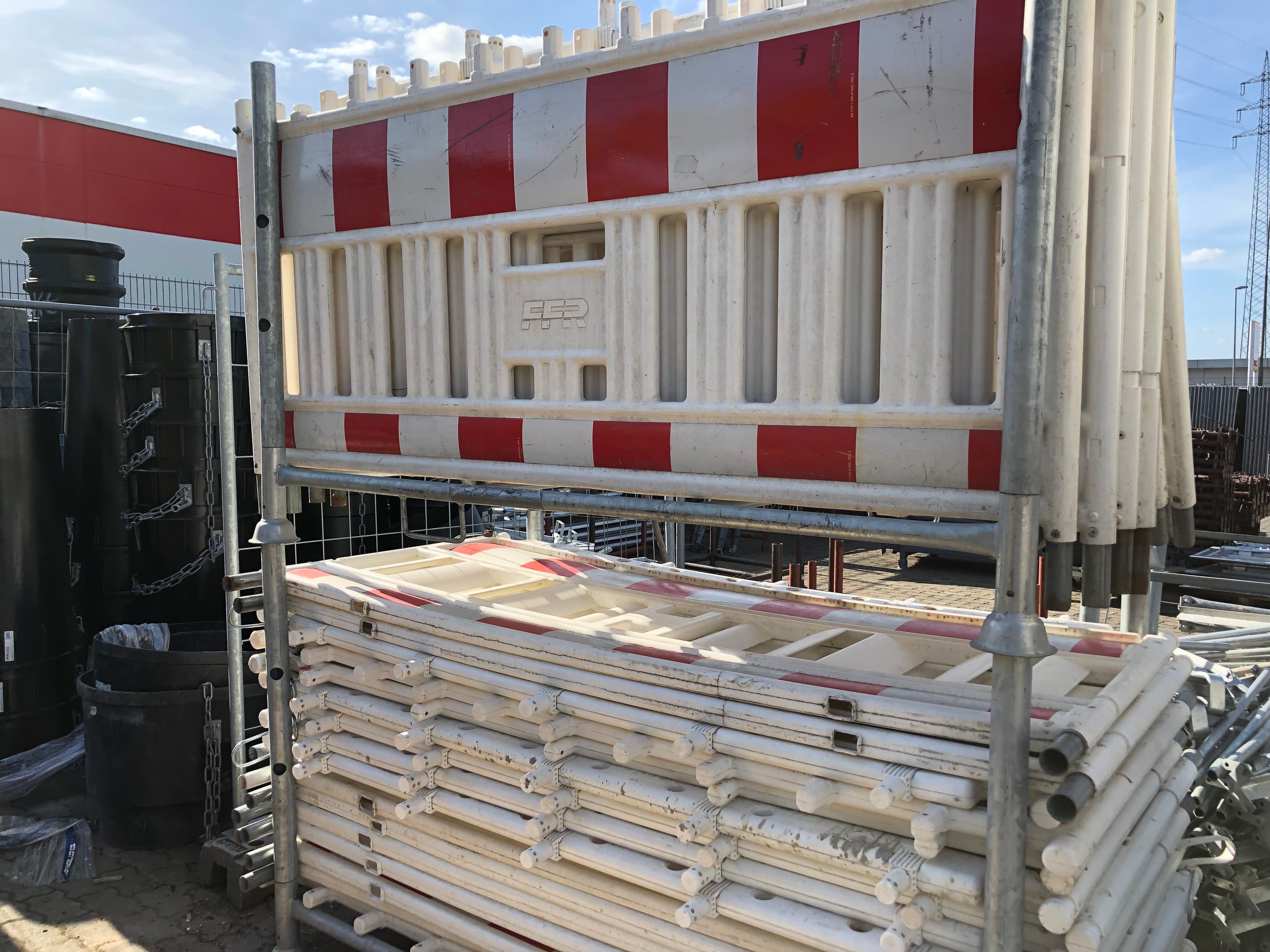 Verkehrsschilder und Absperrmaterial 